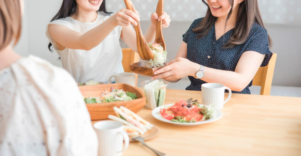 取り皿にとってあげている女性の写真