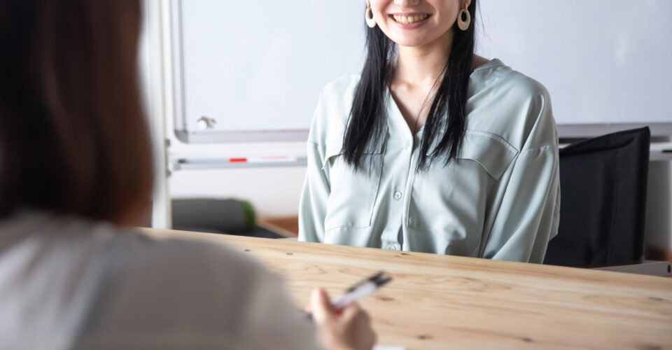 面接を受けている20代の女性の写真