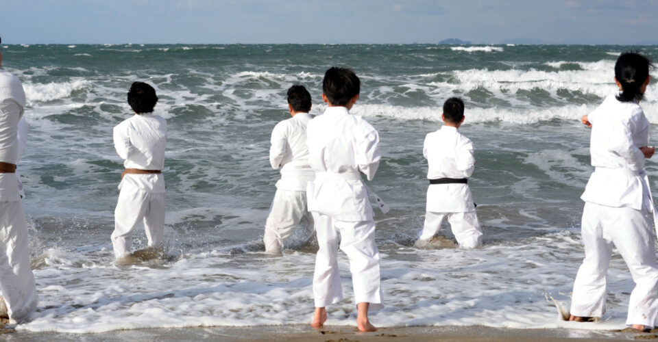 海で少林寺憲法をする人々の写真