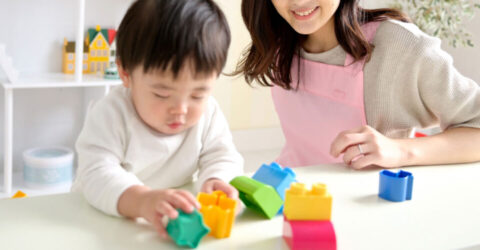 子供と遊ぶ保育士の写真