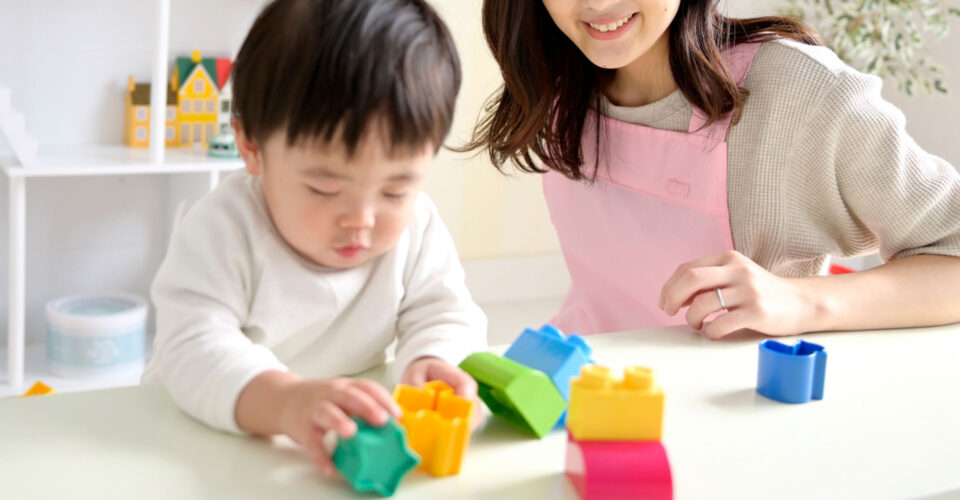 子供と遊ぶ保育士の写真