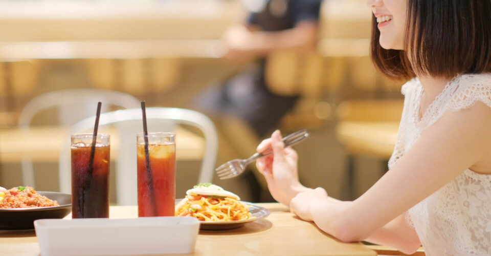 カフェで話す女性の写真