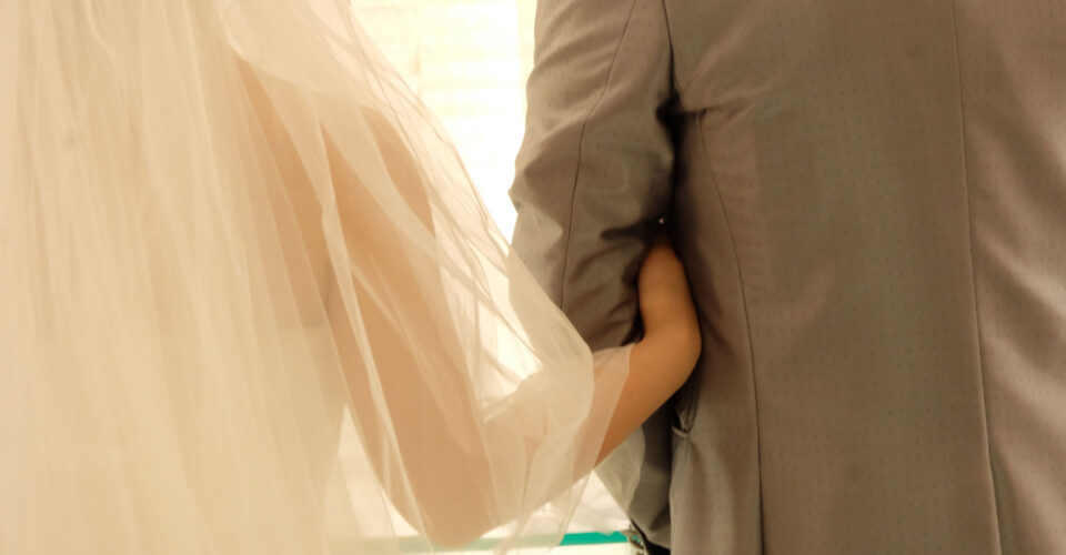 結婚式で腕を組む男女