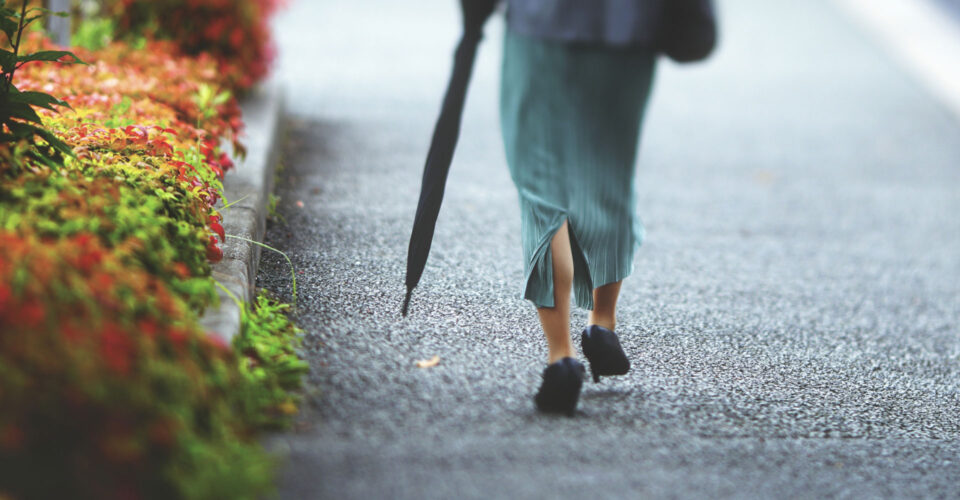 歩いていく女性の姿