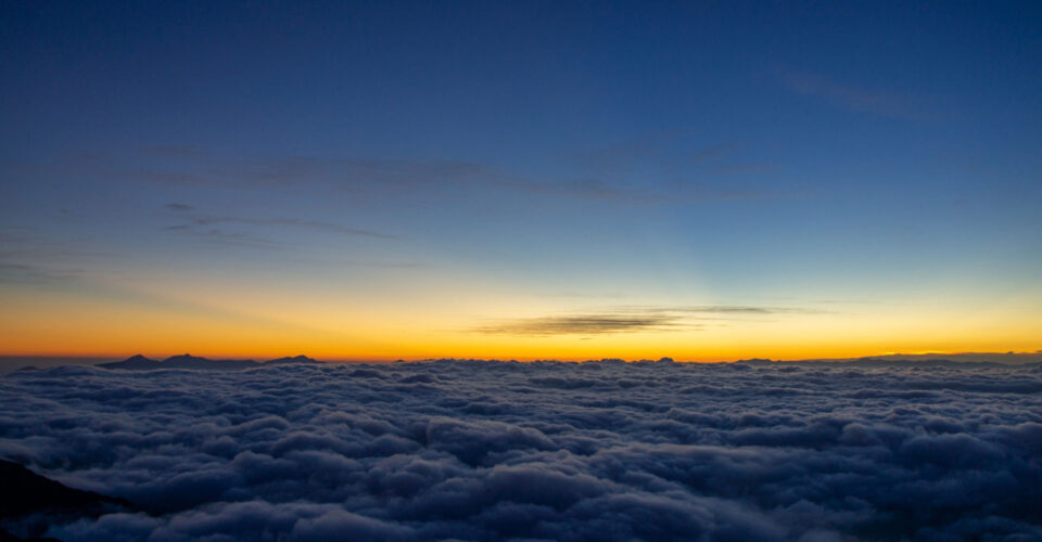 山頂から見た雲海の景色