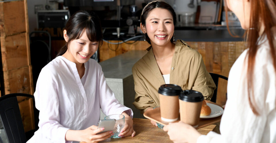 カフェで笑顔の女性の写真