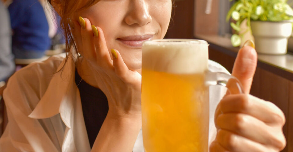 お酒を飲む女性の写真