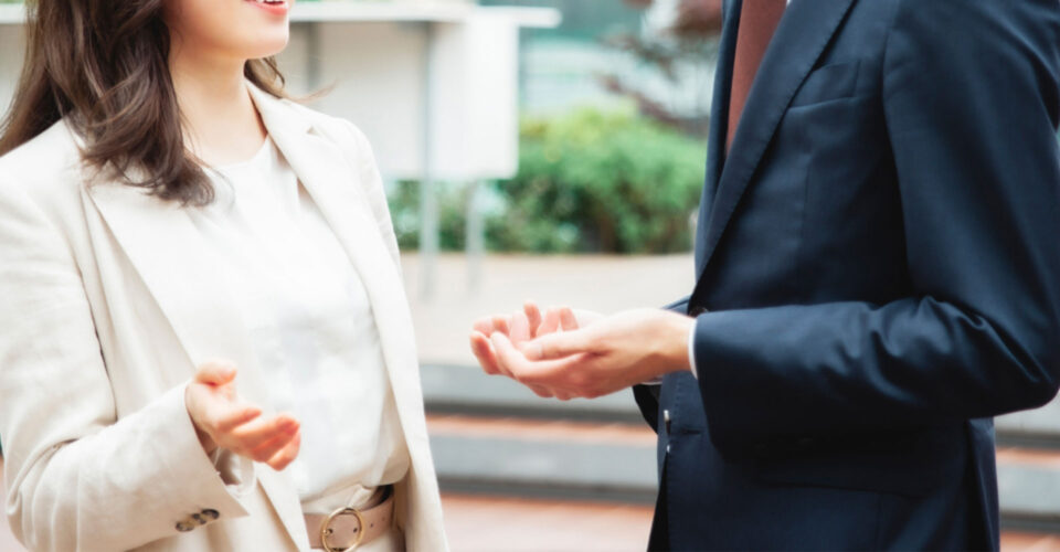 会話する男女の写真