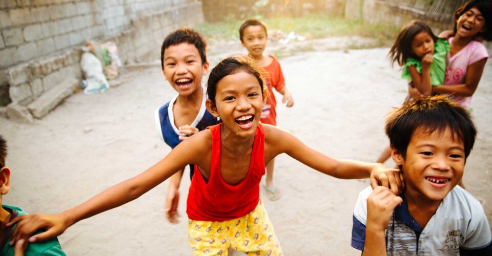 フィリピンの子どもの笑顔の写真